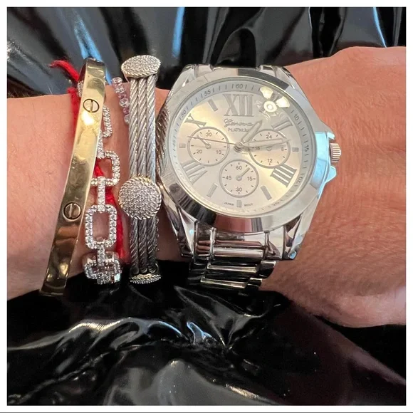 Oversized Women's Boyfriend Style Watch - Picture 3 of 4